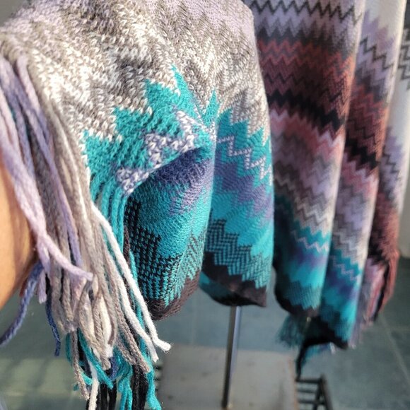 Le Moda Women's Zig Geometric Fringe Multi-colored Poncho (Size: One Size) - Picture 10 of 12